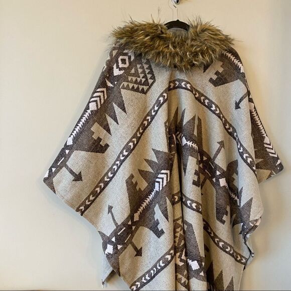 Black Swan-Aztec Faux Fur Collar Fall/Winter Poncho - Picture 9 of 13